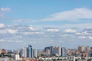 alto cielo con bianca nuvole nel il sfondo di il urbano paesaggio con nuovo grattacielo Residenziale quartieri. foto