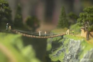 modello di montagnoso la zona. giocattolo ponte nel miniatura. foto