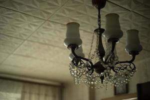 vecchio lampadario nel interno di appartamento. luci nel camera siamo spento. foto