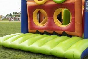 gonfiabile costruzione nel divertimento parco. ostacolo corso per bambini. foto