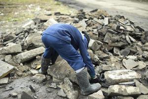 lavoratore ascensori rocce. riparazione di strada. costruzione sciupare. foto