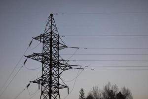 energia Linee nel sera. Torre di elettricità contro cielo. foto