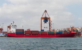 nave portacontainer in porto foto