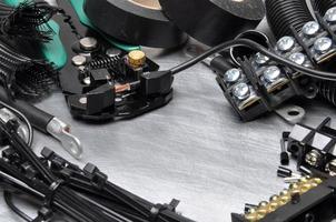 strumenti e kit di componenti per l'uso in installazioni elettriche foto