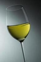 bicchiere di vino bianco con gocce di rugiada foto
