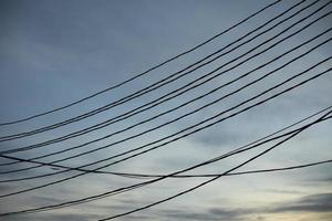 elettrico fili su polo. molti fili contro cielo. foto