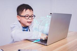 asiatico ragazzo medico utilizzando un' il computer portatile computer foto