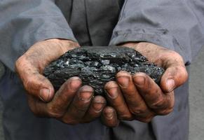 carbone nelle mani