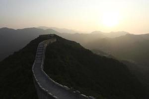 Grande Muraglia cinese durante il tramonto