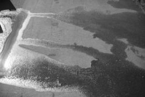 pozzanghera nel strada. acqua su asfalto. foto