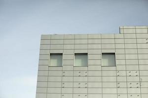 moderno edificio è grigio nel colore. di fronte pannello su ufficio costruzione. foto