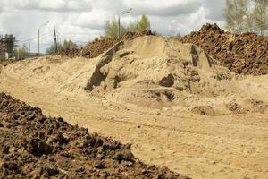 costruzione sabbia. montagna di sabbia su costruzione luogo. scavato terra. foto