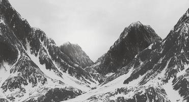 neve montagne nel un' inverno paesaggio. 3d resa. foto