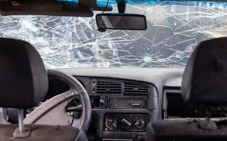 finestrino dell'auto danneggiato dopo un incidente. parabrezza rotto a causa di un incidente, vista interna. dettagli interni cabina, vista dalla cabina. movimento sicuro. parabrezza rotto. crepa e danneggiamento del vetro. foto