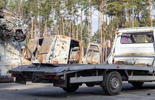 molte di vecchio macchine pronto per raccolta differenziata. auto rimozione di trainare camion. danneggiato macchine siamo in attesa nel un' discarica per essere riciclato o Usato per parti. il processi di auto raccolta differenziata a un' auto discarica. foto