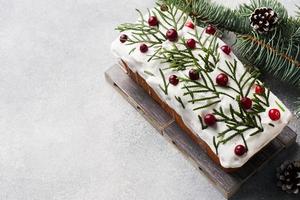 tradizionale Natale torta con mirtilli su grigio tavolo sfondo. orizzontale. copia spazio. foto