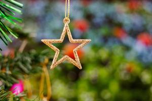 ornamenti natalizi sull'albero foto