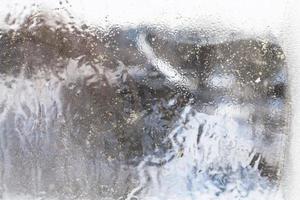 sfocata Visualizza di villaggio attraverso congelato finestra foto