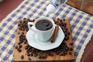 piccolo tazza di caffè essere zuccherato. foto