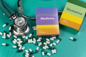 Salute cura medico e malattia concetto. pillole e medico attrezzatura sfondo con un' droga scatola falso Scrivi medicina foto