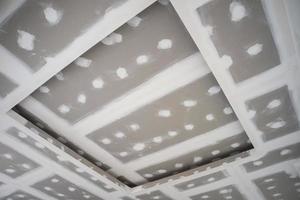 installazione di cartongesso a soffitto in cantiere foto