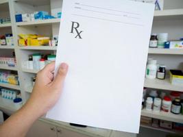 farmacista in possesso di prescrizione in farmacia foto