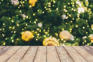 astratto Natale vacanza bokeh leggero sfondo con vuoto legna tavolo per creare montaggio Prodotto foto