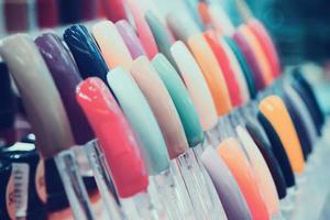 unghie artificiali colorate nel negozio di bellezza foto