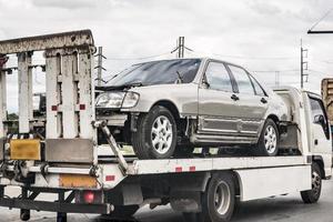 automobile rotta sul carro attrezzi dopo un incidente stradale, sul servizio stradale foto