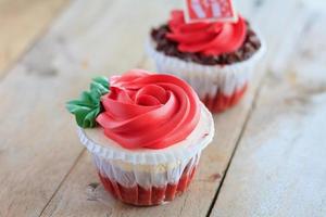 cupcakes di rosa rossa sul tavolo di legno foto