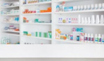 tavolo da banco farmacia farmacia con sfondo astratto sfocato con prodotti medicinali e sanitari sugli scaffali foto