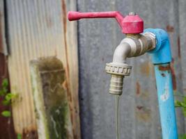 rubinetto dell'acqua da vicino foto