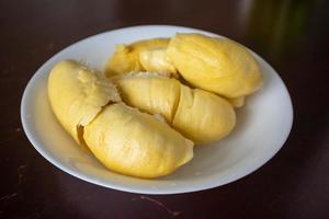 carne giallo durian re dei frutti sul piatto pronto da mangiare foto