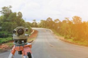 cantiere stradale, strumento teodolite per la costruzione di strade foto