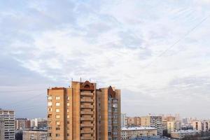 blu cielo con nuvole al di sopra di orbano case nel mattina foto