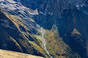 sopra Visualizza di montagna fiume nel canyon vicino dombay foto