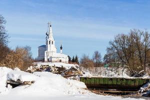 kozmodemyanskaya Chiesa a partire dal burrone nel suzdal foto