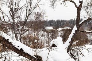 inverno panoramico di vecchio poco russo villaggio foto