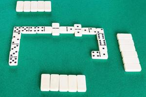 campo di gioco di domino tavola gioco con bianca piastrelle foto