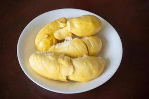 carne giallo durian re dei frutti sul piatto pronto da mangiare foto