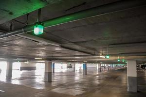 spettacolo di luci verdi per lo spazio vuoto del parcheggio auto foto