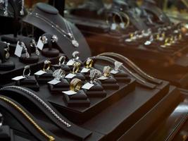 negozio di gioielli in oro con diamanti con vetrine di anelli e collane di lusso foto