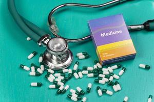 Salute cura medico e malattia concetto. pillole e medico attrezzatura sfondo con un' droga scatola falso Scrivi medicinale. foto