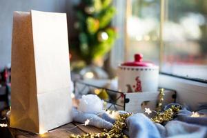 decorazioni natalizie del pacchetto di carta del servizio di consegna di cibo sul tavolo. ordine pronto, imballaggi riciclabili ecologici. ristorazione festiva, realizzazione di dolci, biscotti e dolci fatti in casa. modello foto