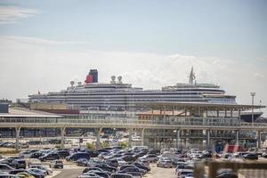 Venezia, Italia, 2017 - Italia, un' bianca grande nave nel il baia con edifici e macchine nel il primo piano. foto