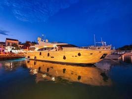 sciato, Grecia, 2020 - un ancorato barca nel il mare a il marina con simpatico riflessione nel acqua a sciato, Grecia. foto