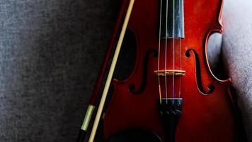 violino strumento musicale vintage dell'orchestra preso con luce naturale foto