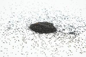 Nigella o nero cumino con medicinale tulsi semi su bianca sfondo foto