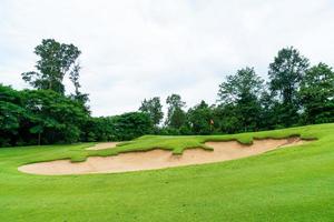verde con sabbia bunker su golf corso foto