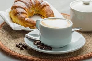 cappuccino su di legno tavola foto